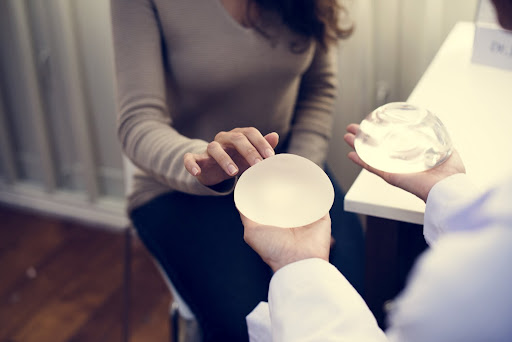 Quiz: What Types of Breast Implants Might Be Best for Me?